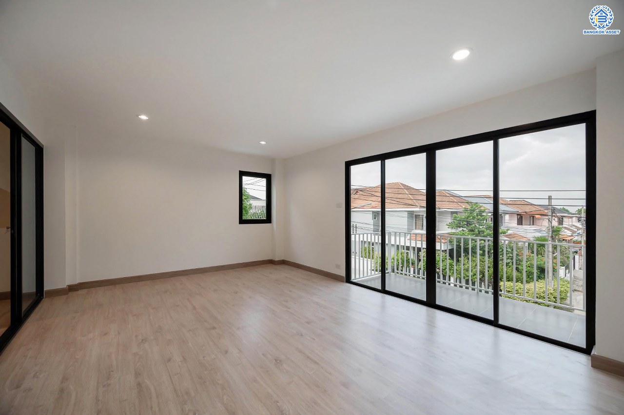 บ้านมือสองตกแต่งใหม่ โครงการ มณธานี บางแค บ้านเดี่ยว 3 ชั้น ดีไซน์หรูหรา เนื้อที่กว้าง 55.3 ตร.ว. พื้นที่ใช้สอย 240 ตร.ม. ฟังก์ชัน 5 ห้องนอน 4 ห้องน้ำ 2 ที่จอดรถ ฟังก์ชันครบตอบทุกไลฟ์สไตล์ บนทำเลศักยภาพ เชื่อมต่อถนนกาญจนาภิเษก ใกล้เดอะมอลล์บางแค ใกล้รถไฟฟ้าสายสีน้ำเงิน "สถานีหลักสอง" และจุดขึ้นทางด่วน "กาญจนาภิเษก"...